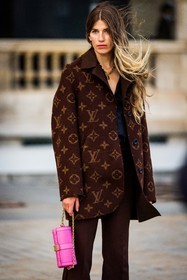 bag, brown coat, brown pants, coat, logo print, louis vuitton look, pants, pink bag, small bag, Veronika Heilbrunner, fashion week, frenchystyle, FW, jonathan paciullo, street style, PFW, PARIS, SPRING SUMMER 2022, SS 22, vertical, atmosphere details