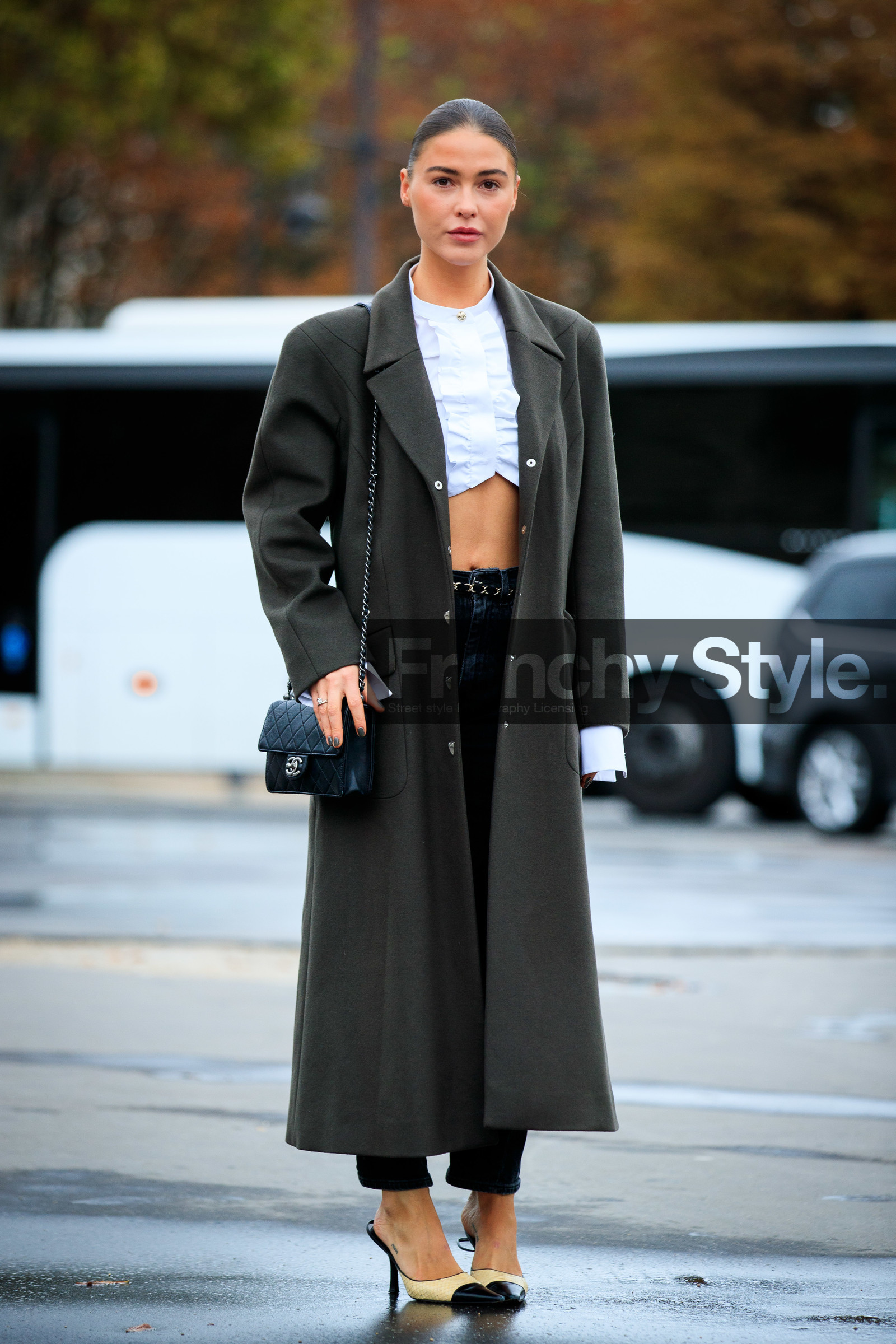 sophia roe, kaki coat, white shirt, cropped shirt, ruffle shirt, black leather bag, shoulder bag, quilted bag, chanel bag, chanel belt, chanel shirt, chanel coat, chanel total look, chanel shoes, metalic belt, golden belt, chain belt, black leather slippers, white leather slippers, PARIS, PFW, fashion week, frenchystyle, FW, jonathan paciullo, street style, SPRING SUMMER 2021, SS 21, vertical, full length
