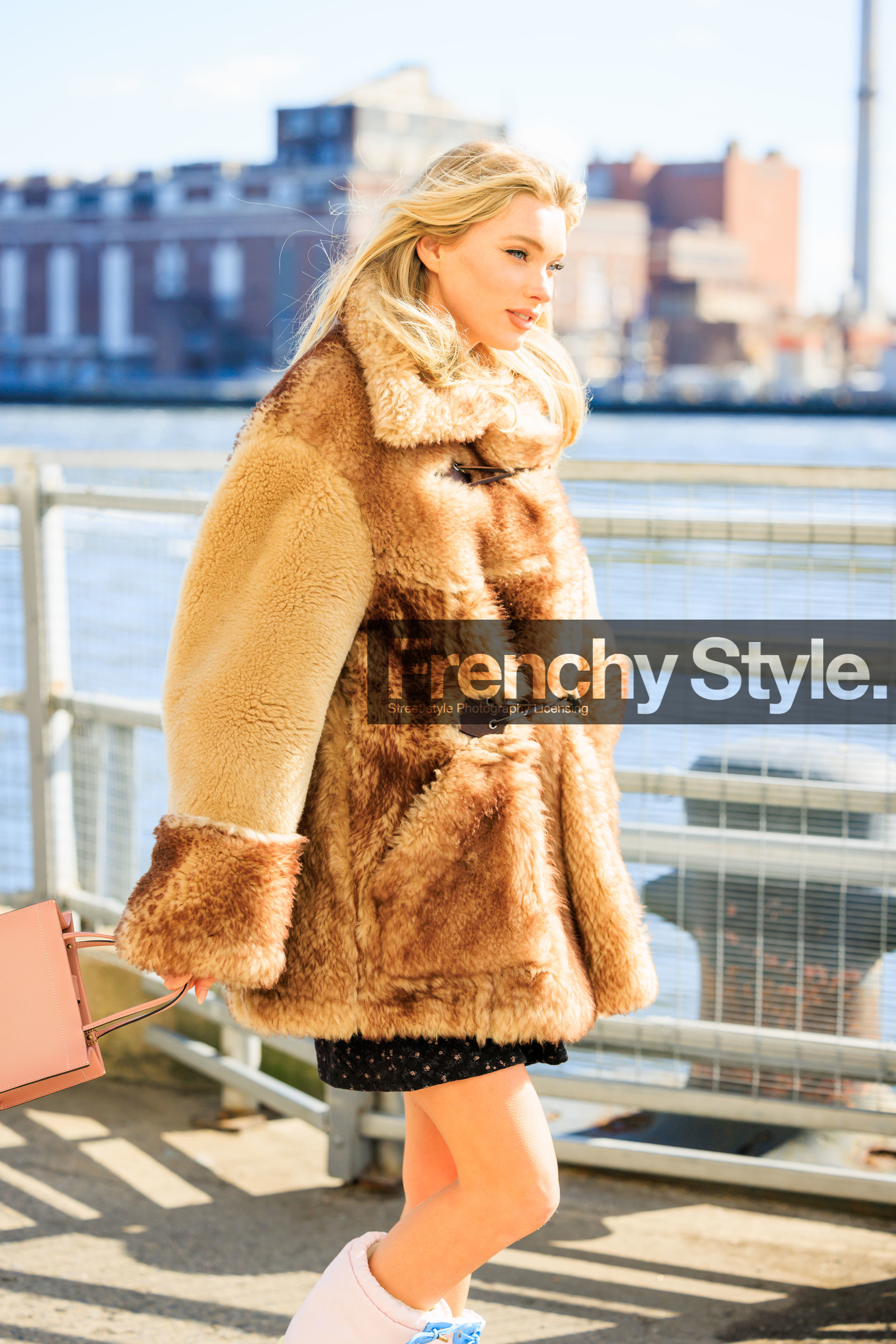 brown furry coat, brown furry jacket, furry beig coat, furry winter look, furry look, pink handbag, leather handbag, Elsa Hosk, fashion week, frenchystyle, FW, jonathan paciullo, street style, NYFW, NEW YORK, AUTUMN WINTER 2022-2023, FALL WINTER 2022_2023, FW 22-23, vertical, atmosphere details