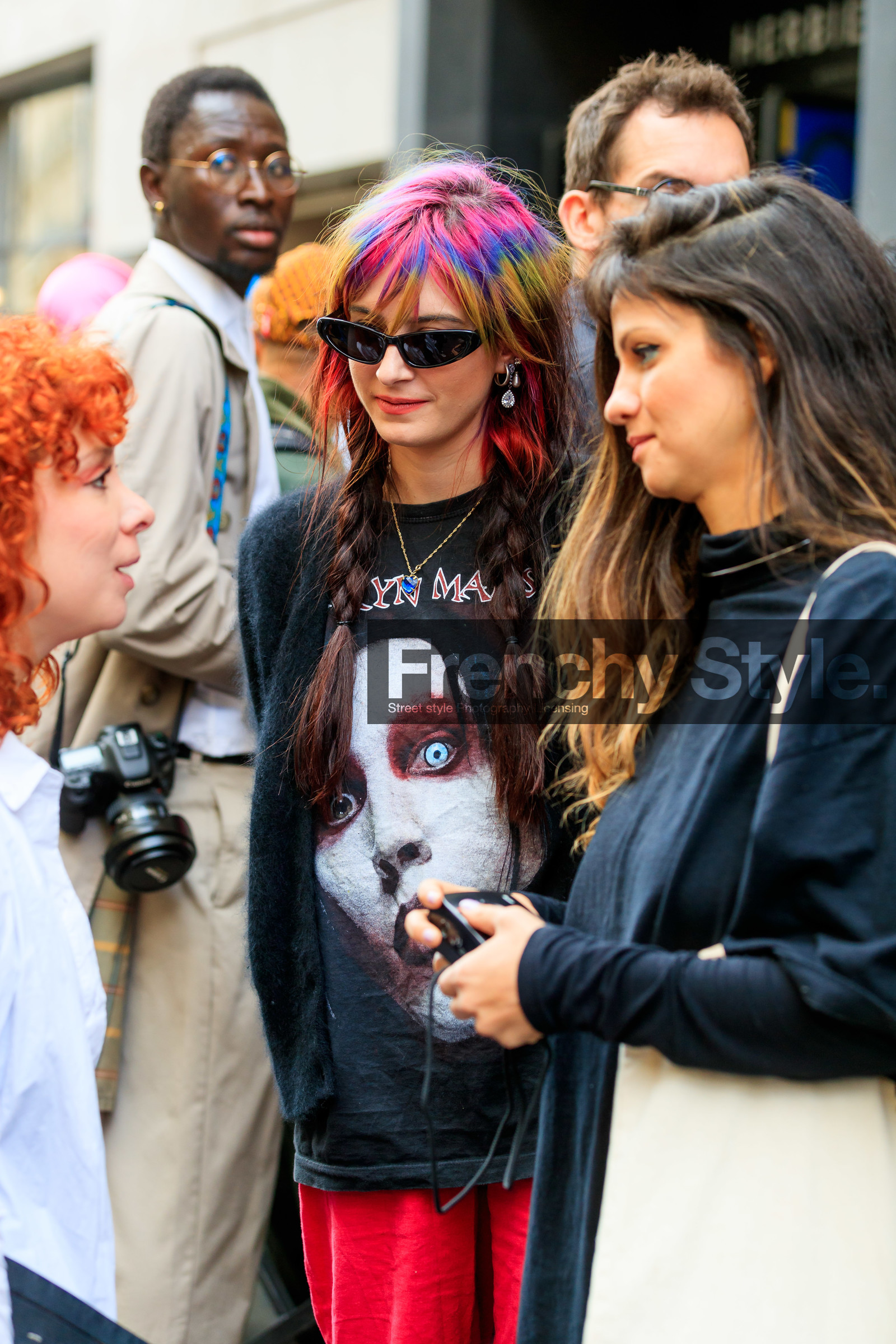 pink hair, yellow hair, blue hair, purple hair, dyed hair, black t-shirt, printed t-shirt, diamond earrings, dangling earrings, silvered earrings, multi earrings, plaited hair, butterfly sunglasses, fashion week, frenchystyle, FW, jonathan paciullo, street style, PFW, PARIS, SPRING SUMMER 2020, SS 20, horizontal, atmosphere details, detail