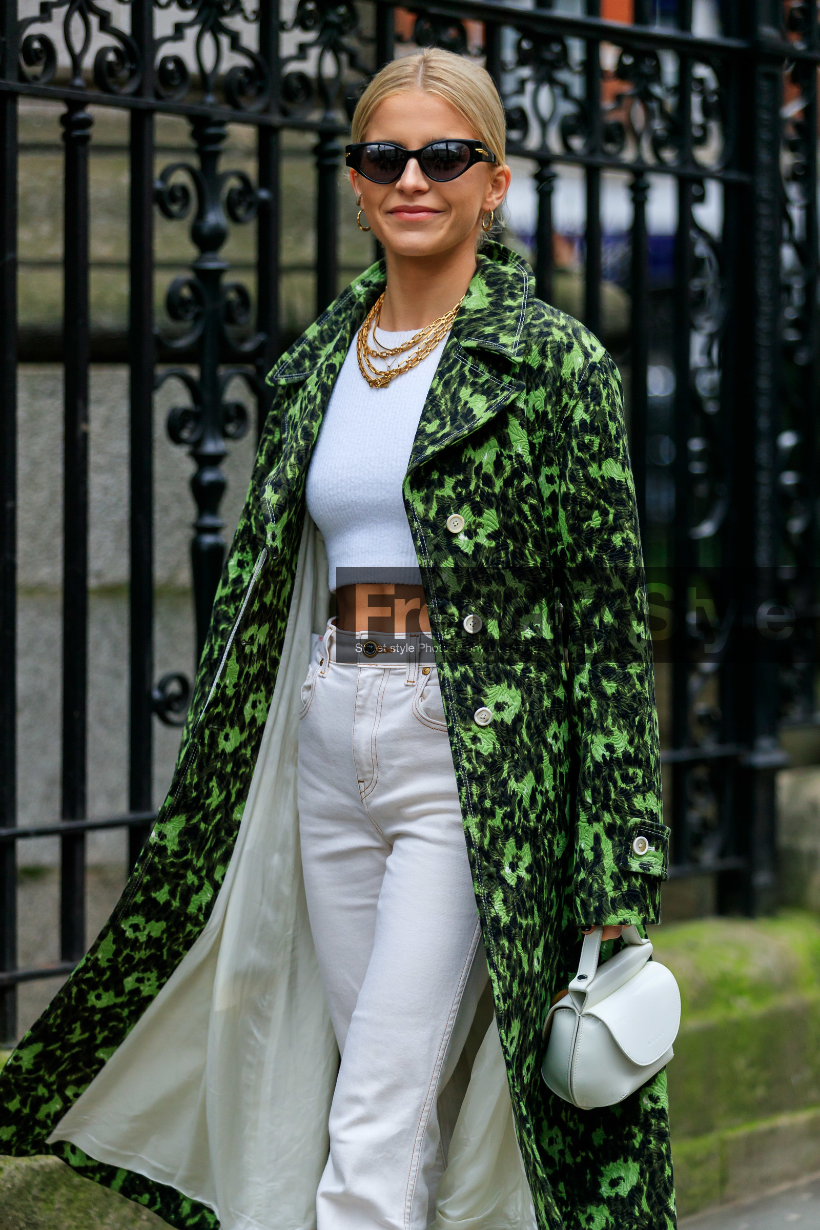 caro daur, black sunglasses, butterfly sunglasses, multi necklace, golden necklace, golden earrings, hoop earrings, big chain necklace, chain necklace, white pullover, white jeans, white leather bag, cropped pullover, green coat, brocart coat, floral embroidered coat, floral printed coat, mini bag, hand bag, round shape bag, fashion week, frenchystyle, FW, jonathan paciullo, street style, LFW, LONDON, AUTUMN WINTER 2020-2021, FALL WINTER 2020-2021, FW 20-21, vertical, atmosphere details, detail