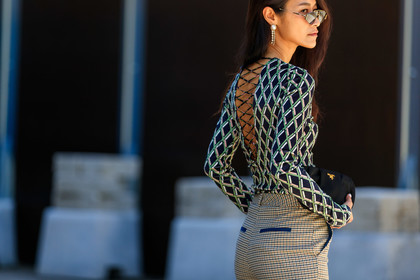 back details, laced top, geometrical printed top, velvet top, black top, checked top, checked pants, beige pants, asymmetrical pants, long pants, burberry sunglasses, future shape sunglasses, metalic frame sunglasses, prada bag, prada clutch, black clutch, tailored pants, aviator sunglasses, strassed earrings, dangling earrings, pearl earrings, fashion week, frenchystyle, FW, jonathan paciullo, street style, atmosphere details, horizontal, detail