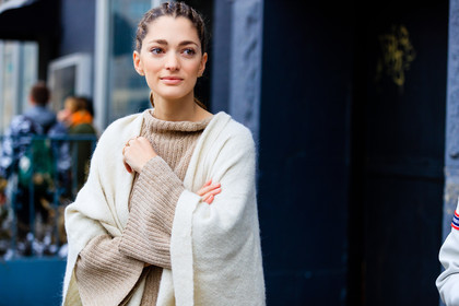 atmosphere details, AUTUMN WINTER 2017-2018, AW 17-18, beige cardigan, beige knit, detail, FALL WINTER 2017-2018, fashion week, frenchystyle, FW, FW 17-18, horizontal, jonathan paciullo, NEW YORK, NYFW, poncho, sofia sanchez de betak, street style