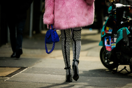 furry coat, fluffy pink coat, fluffy coat, versace boots, highknee boots, print highknee boots, versace logo boots, versace handbag, blue handbag, details, street style, jonathan paciullo, FW, frenchystyle, fashion week, NYFW, NEW YORK, AUTUMN WINTER 2022-2023, FALL WINTER 2022_2023, FW 22-23, atmosphere details, horizontal