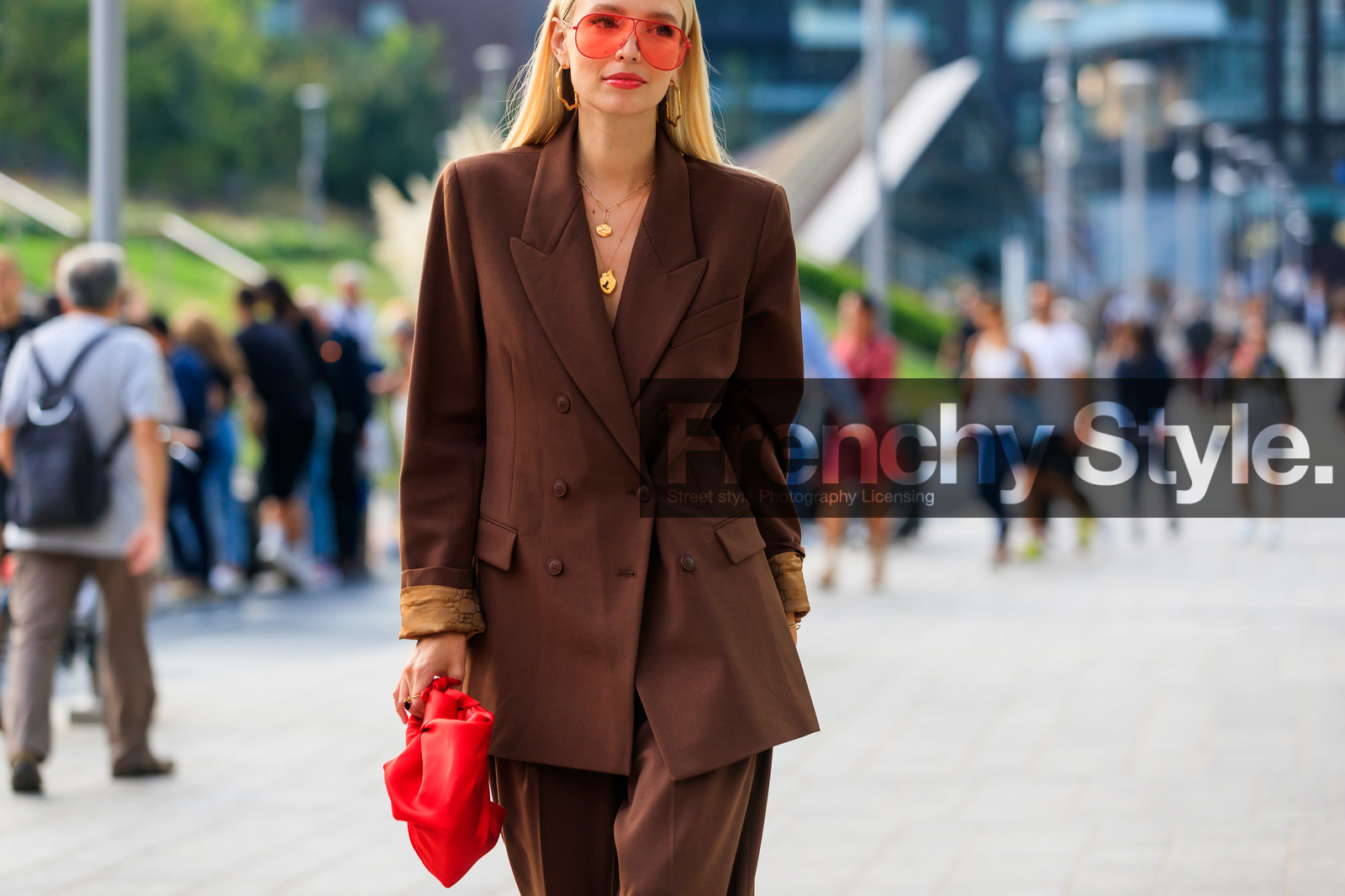 leonie hanne, brown suits, oversize jacket, oversize pants, oversize suits, red bag, bottega veneta bag, hand bag, red sunglasses, aviator sunglasses, alberta ferretti jacket, alberta ferretti pants, alberta ferretti suits, hoop earrings, golden earrings, fashion week, frenchystyle, FW, jonathan paciullo, street style, MFW, MILAN, SPRING SUMMER 2020, SS 20