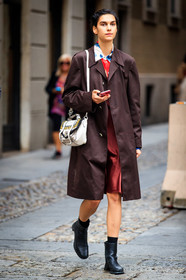 burgundy trenchcoat, black leather boots, flat boots, shoulder bag, white leather bag, plaited bag, printed shirt, blue shirt, red shirt, street style, jonathan paciullo, FW, frenchystyle, fashion week, MFW, MILAN, SPRING SUMMER 2021, SS 21, vertical, full length, model