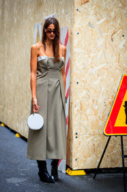 kaki dress, beige dress, layered dress, sleeveless dress, long dress, strapless dress, black leather boots, animal skin boots, round shape bag, hand bag, white bag, white leather bag, cowboy boots, scale sunglasses, square shape glasses, golden necklace, multi necklace, rosseto, Sara Nicole Rossetto, street style, jonathan paciullo, FW, frenchystyle, fashion week, MFW, MILAN, SPRING SUMMER 2021, SS 21, vertical, full length, model