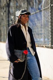 denim cap, black cap, new york cap, black coat, white shirt, jeans, grey bottega veneta, bottega veneta bag, bottega veneta crossbody, red rose, close up, fashion week, frenchystyle, FW, jonathan paciullo, street style, NYFW, NEW YORK, AUTUMN WINTER 2022-2023, FALL WINTER 2022_2023, FW 22-23, vertical, atmosphere details