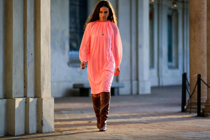 brown boots, high boots, high heels, leather shoes, pink dress, zip, fashion week, frenchystyle, FW, jonathan paciullo, street style, MFW, MILAN, AUTUMN WINTER 2018-2019, FALL WINTER 2018-2019, FW 18-19, horizontal, atmosphere details, full length, erika boldrin