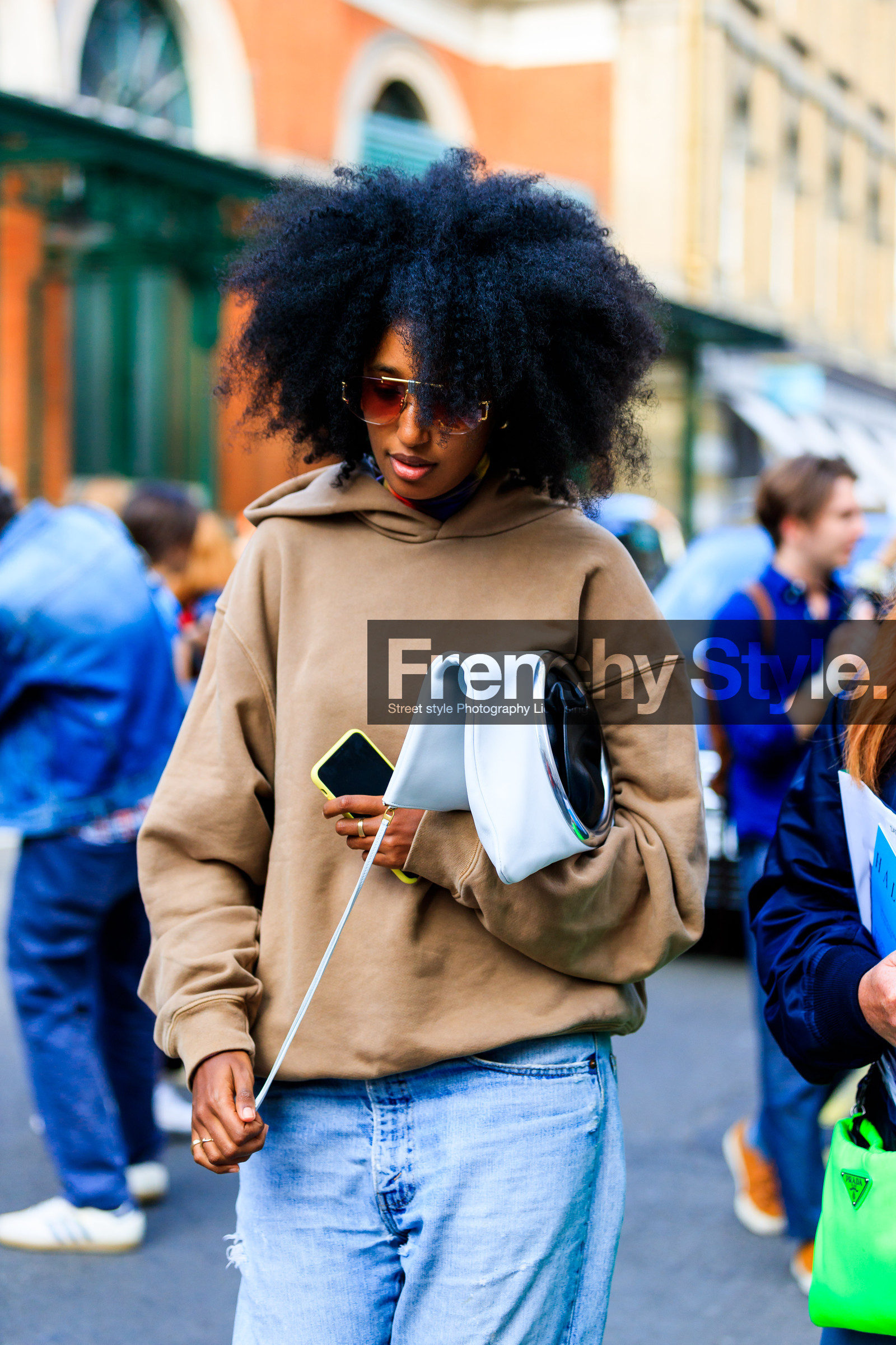 beige sweater, black and white bag, blue denim, denim pants, graphic bag, hoodie, jeans, julia sarr jamois, julia sarr-jamois, leather bag, printed bag, sunglasses, trousers, fashion week, frenchystyle, FW, jonathan paciullo, street style, LFW, LONDON, SPRING SUMMER 2019, SS 19, vertical, detail, atmosphere details