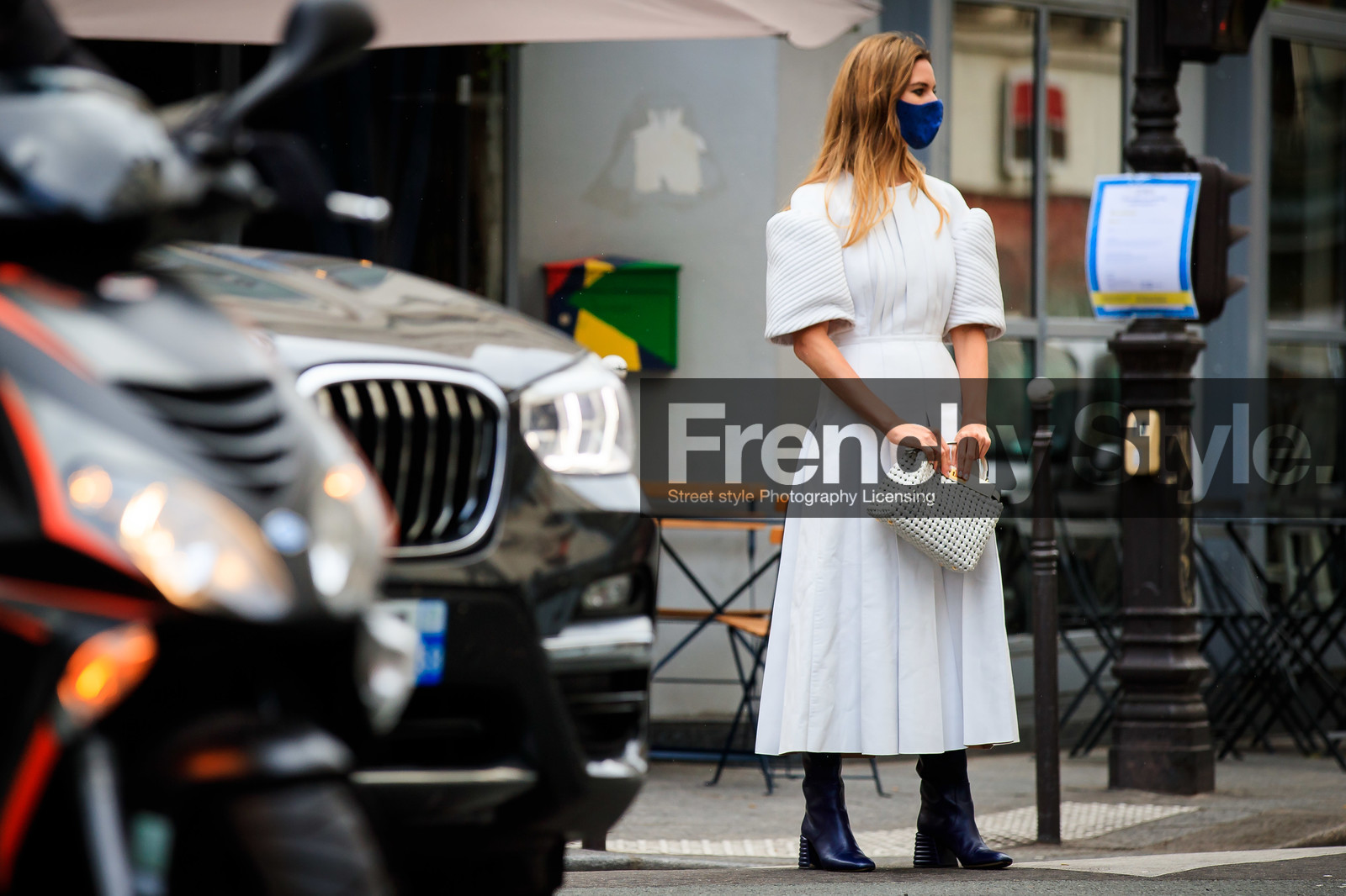 white leather bag, white leather dress, navy blue leather boots, quilted dress, pleated dress, short sleeves dress, long dress, fendi bag, fendi boots, fendi dress, plaited bag, openwork bag, mini bag, peekaboo bag, hand bag, kitten heels boots, PARIS, PFW, fashion week, frenchystyle, FW, jonathan paciullo, street style, SPRING SUMMER 2021, SS 21, horizontal, atmosphere details, full length