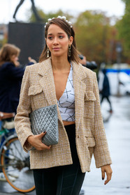 chanel bag, chanel clutch, chanel earrings, chanel jacket, chanel headband, chanel top, pearl headband, beige jacket, white top, silvered bag, silvered clutch, tweed jacket, tweed top, cropped top, low necked top, quilted bag, quilted clutch, golden earrings, letters earrings, dangling earrings, PARIS, PFW, SPRING SUMMER 2020, SS 20, fashion week, frenchystyle, FW, jonathan paciullo, street style, vertical, atmosphere details, detail