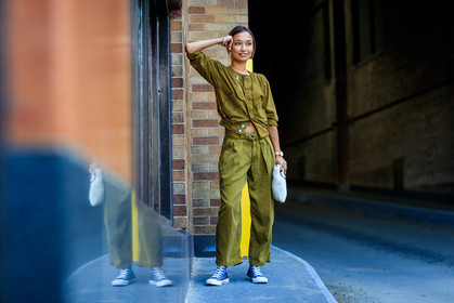 atmosphere details, blue sneakers, converse, fashion week, frenchystyle, full length, fur bag, FW, green jacket, green pants, horizontal, jonathan paciullo, NEW YORK, NYFW, SPRING SUMMER 2018, SS 18, street style, sunglasses, trousers, watch, white bag