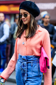 anna rosa vitiello, atmosphere details, beret, black hat, blue denim, denim pants, detail, fashion week, frenchystyle, FW, high waist, jeans, jonathan paciullo, leather bag, LFW, LONDON, pink bag, pink cardigan, SPRING SUMMER 2018, SS 18, street style, trousers, vertical