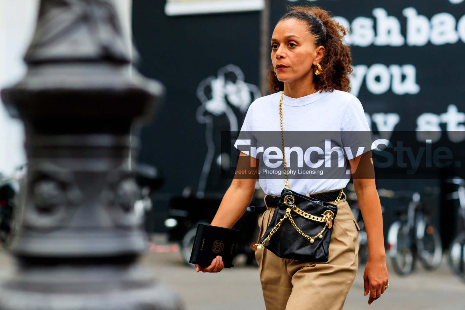 beige pants, black bag, chains, golden details, leather bag, trousers, white t shirt, fashion week, frenchystyle, FW, jonathan paciullo, street style, PFW, PARIS, atmosphere details, horizontal, detail, AUTUMN WINTER 2018-2019, FALL WINTER 2018-2019, FW 18-19