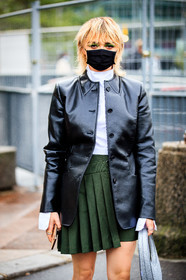 maisie williams, black leather jacket, white blouse, high collar blouse, kaki skirt, mini skirt, pleated skirt, coperni jacket, green eyeshadows, coperni skirt, coperni look, covid face mask, fashion week, frenchystyle, FW, jonathan paciullo, street style, PFW, PARIS, SPRING SUMMER 2021, SS 21, vertical, atmosphere details, detail