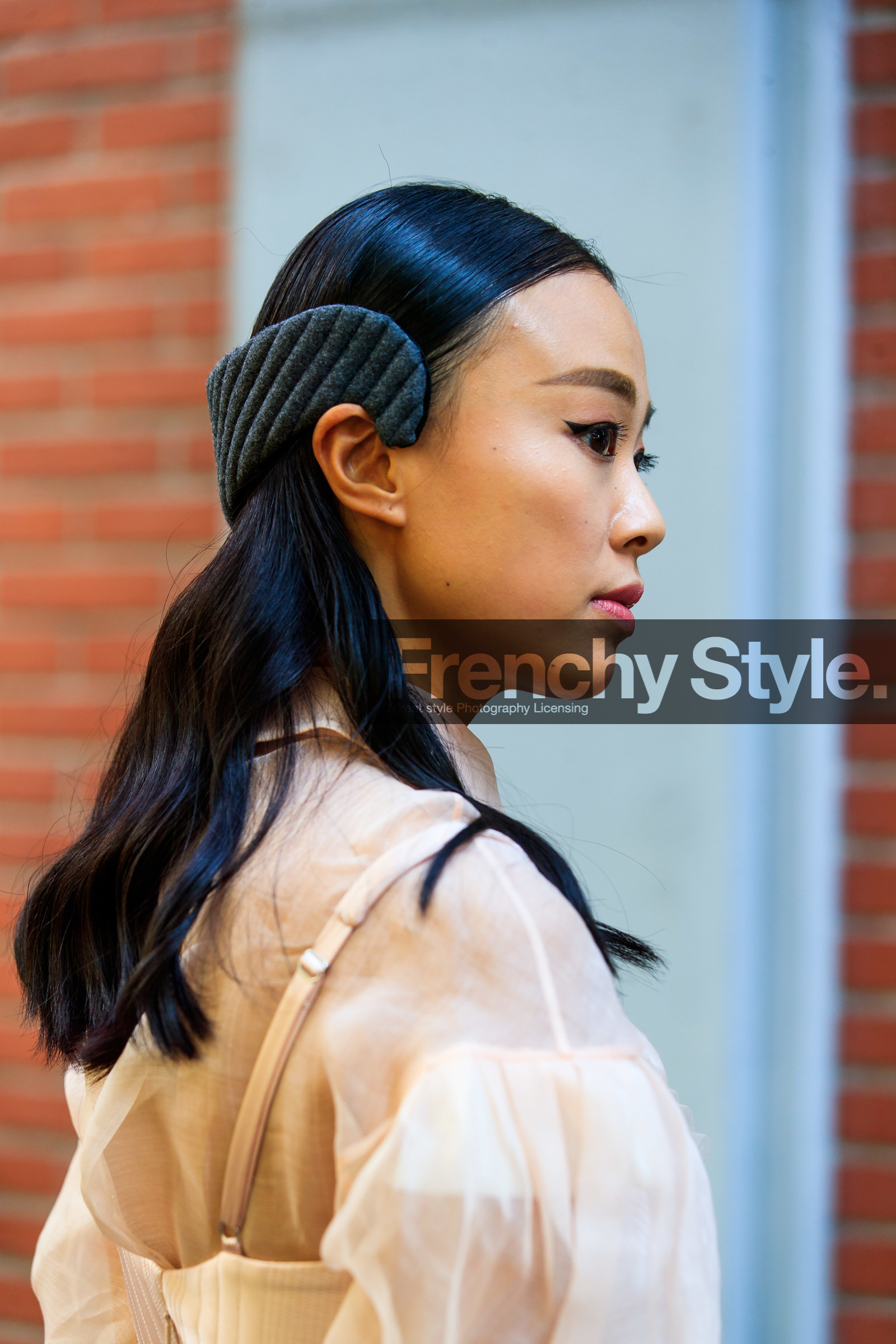 hair details, make up details, black eyeliner, headband, close up detail, fashion week, frenchystyle, FW, jonathan paciullo, street style, MFW, MILAN, SPRING SUMMER 2021, SS 21, vertical, detail