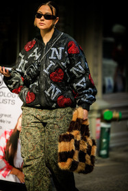kaki pants, leather bomber jacket, black bomber jacket, furry handbag, brown handbag, ny jacket, black sunglasses, cargo pants, black fannypack, leather fannypack, street style, jonathan paciullo, FW, frenchystyle, fashion week, NYFW, NEW YORK, AUTUMN WINTER 2022-2023, FALL WINTER 2022_2023, FW 22-23, vertical, atmosphere details