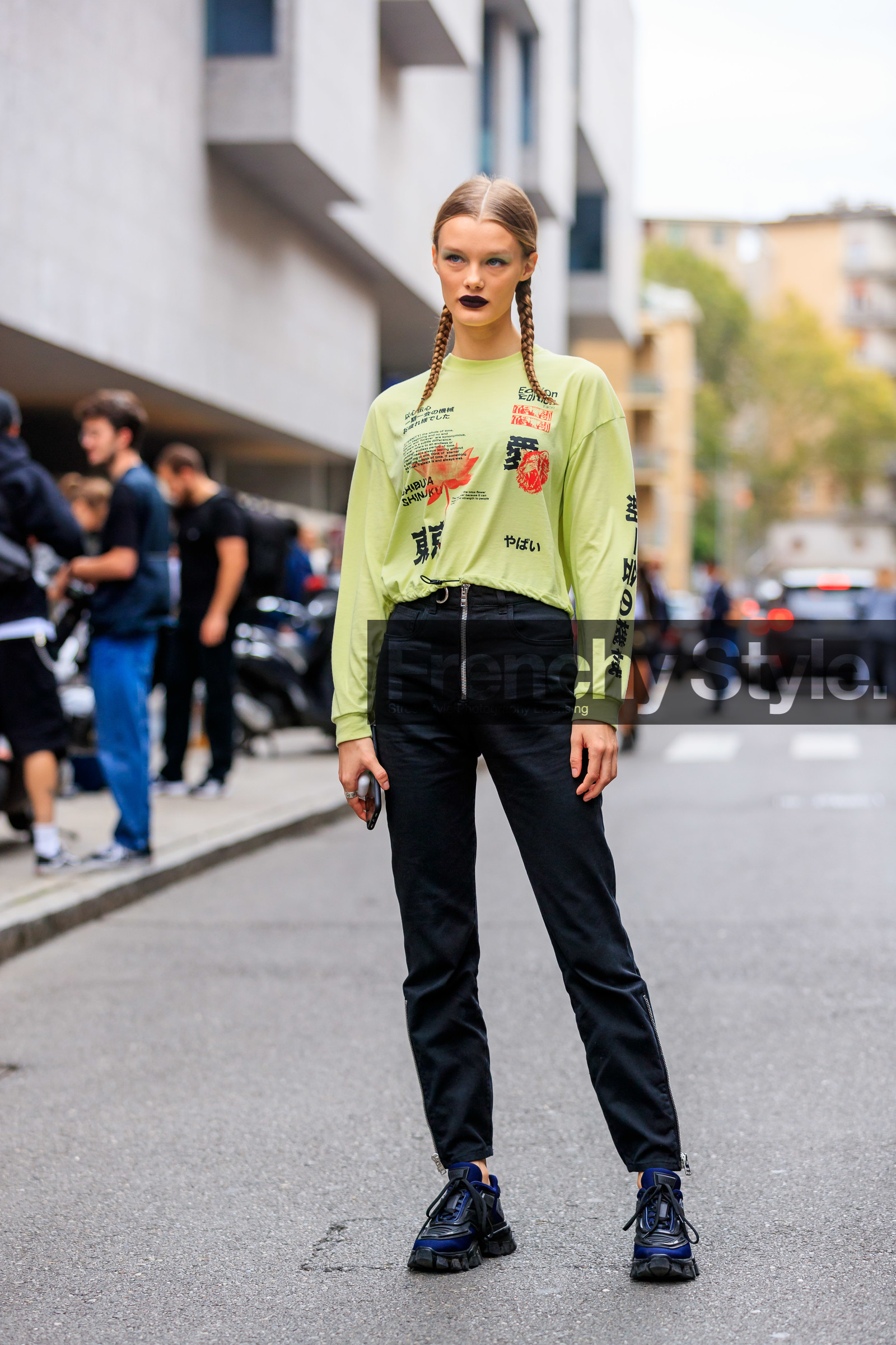 model, neon green top, long sleeves t-shirt, letter printed t-shirt, chinese signs printed t-shirt, make up, make up details, black lipstick, plaited hair, hair details, eye make up, black pants, zipped pants, slim pants, prada shoes, black sneackers, navy blue sneakers, fashion week, frenchystyle, FW, jonathan paciullo, street style, MFW, MILAN, SPRING SUMMER 2020, SS 20