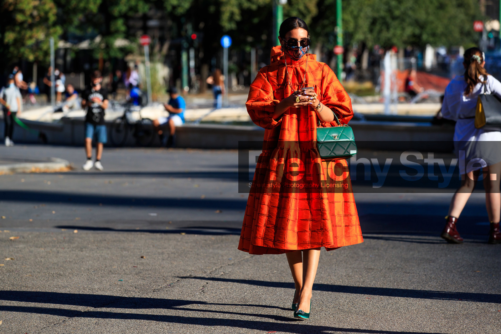 orange dress, checked dress, long sleeves dress, mid long dress, green leather bag, green pumps, strassed pumps, manolo blahnik shoes, quilted bag, satin pumps, high heels shoes, chanel bag, round shape sunglasses, chain strap sunglasses, covid face mask, gabriella berdugo, fashion week, frenchystyle, FW, jonathan paciullo, street style, MFW, MILAN, SPRING SUMMER 2021, SS 21, horizontal, atmosphere details, full length