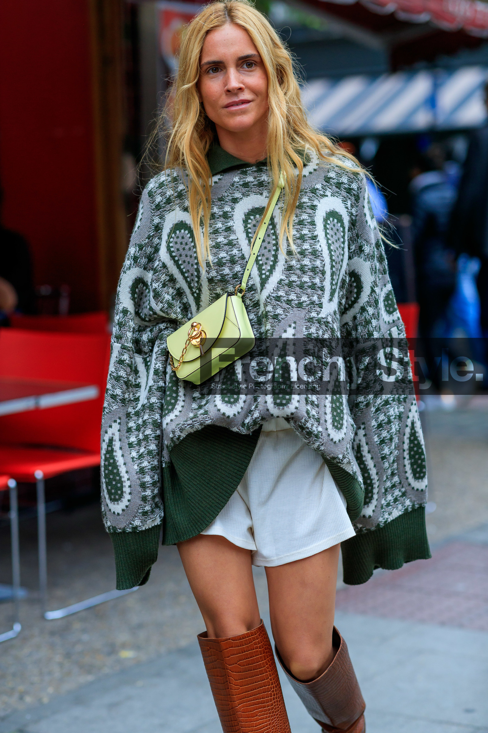 blanca miro scrimieri, jacquard pullover, kaki pullover, white pullover, oversize pullover, oversize sleeves, white shorts, crossbody bag, neon yellow bag, mini bag, yellow leather bag, j w anderson bag, fashion week, frenchystyle, FW, jonathan paciullo, street style, vertical, detail, atmosphere details