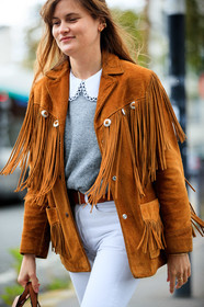 eugenie trochu, camel jacket, camel suede jacket, fringe jacket, cowboy jacket, grey pullover, collar details, white jeans, fashion week, frenchystyle, FW, jonathan paciullo, street style, PFW, PARIS, SPRING SUMMER 2021, SS 21, vertical, atmosphere details, detail
