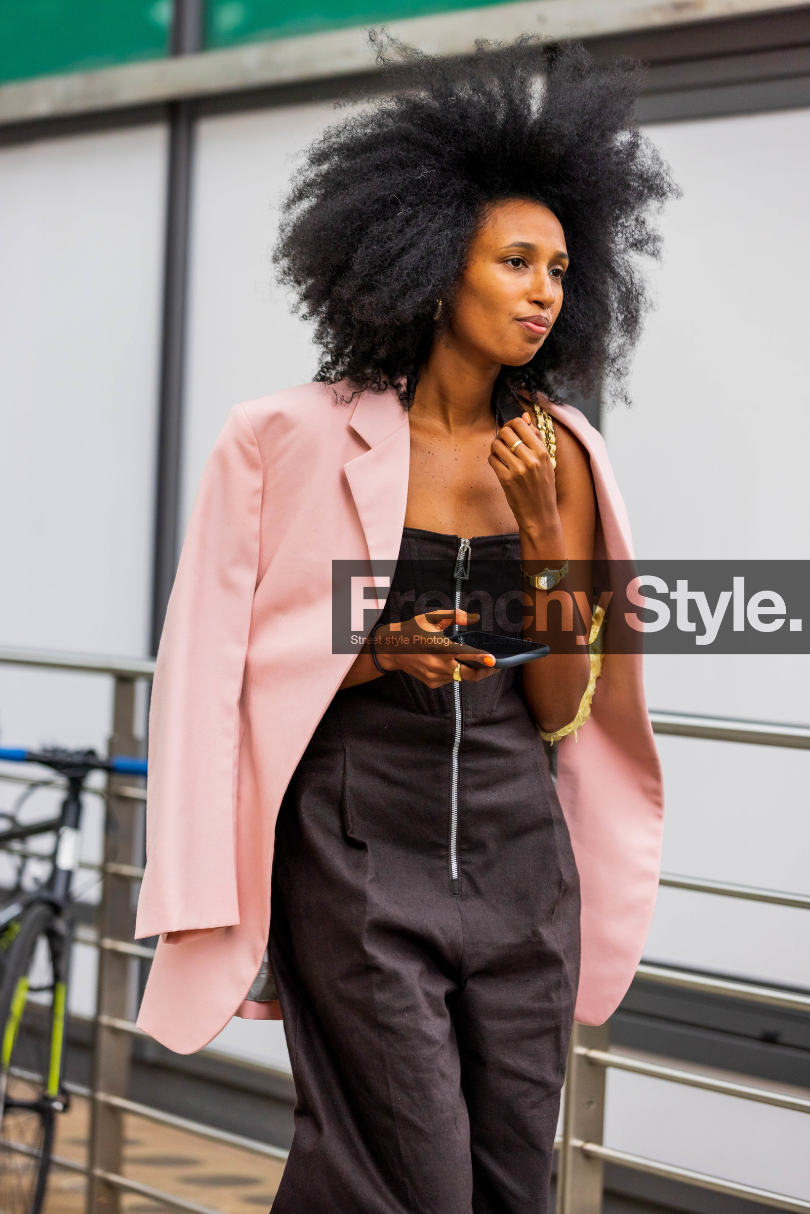 Julia Sarr Jamois, blazer, pale pink, pink, jumpsuit, brown, fashion week, frenchystyle, FW, jonathan paciullo, street style, SPRING SUMMER 2022, SS 22, LFW, LONDON, vertical, atmosphere details, detail