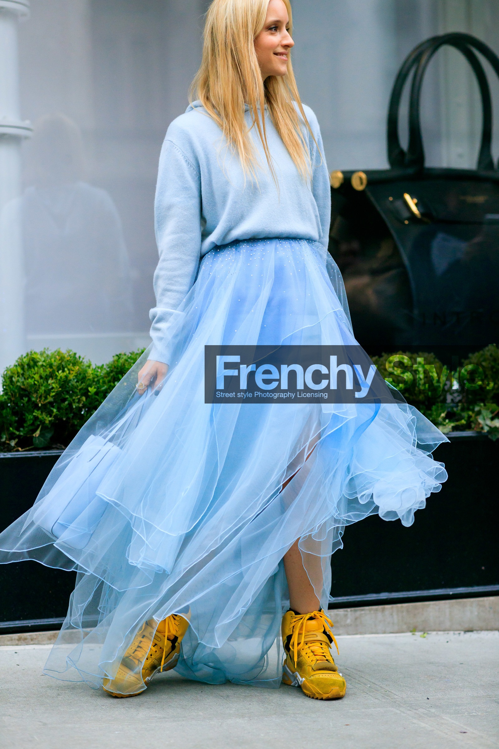 blue skirt, blue sweater, Charlotte Groeneveld, hoodie, leather shoes, yellow shoes, frenchystyle, jonathan paciullo, street style, NYFW, NEW YORK, AUTUMN WINTER 2019-2020, AW 19-20, FALL WINTER 2019-2020, FW 19-20, fashion week, FW, vertical, atmosphere details, detail