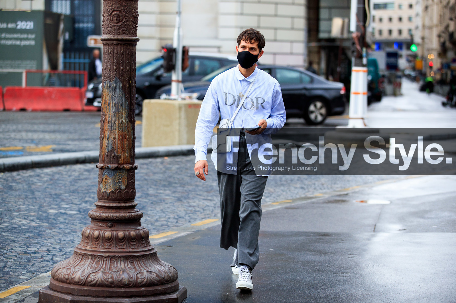 JS roques, logo printed shirt, light blue shirt, striped shirt, dior bag, dior pants, dior shirt, dior shoes, dior total look, grey pants, monogrammed sneakers, monogrammed shoes, white leather bag, crossbody bag, animal skin bag, covid face mask, fashion week, frenchystyle, FW, jonathan paciullo, street style, PFW, PARIS, SPRING SUMMER 2021, SS 21, horizontal, atmosphere details, full length
