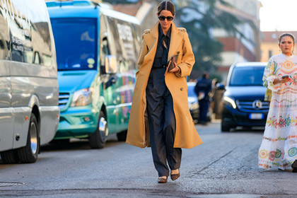 emily zak, beige trench coat, dark grey shirt, dark grey pants, loose pants, checked shoes, brown shoes, fashion week, frenchystyle, FW, jonathan paciullo, street style, MFW, MILAN, AUTUMN WINTER 2020-2021, FALL WINTER 2020-2021, FW 20-21, horizontal, atmosphere details, full length