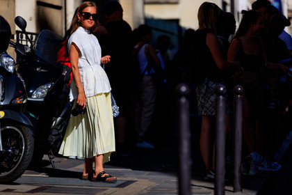 black shoes, camera, leather shoes, pleated skirt, sleeveless, sunglasses, white top, yellow skirt, fashion week, frenchystyle, FW, jonathan paciullo, street style, PFW, PARIS, horizontal, atmosphere details, full length, AUTUMN WINTER 2018-2019, FALL WINTER 2018-2019, FW 18-19