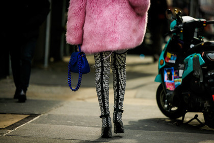 furry coat, fluffy pink coat, fluffy coat, versace boots, highknee boots, print highknee boots, versace logo boots, versace handbag, blue handbag, details, street style, jonathan paciullo, FW, frenchystyle, fashion week, NYFW, NEW YORK, AUTUMN WINTER 2022-2023, FALL WINTER 2022_2023, FW 22-23, atmosphere details, horizontal