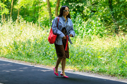 atmosphere details, balenciaga, blue shirt, brown skirt, fashion week, frenchystyle, full length, FW, graphic shirt, high heels, high waist, horizontal, jonathan paciullo, leather bag, leather shoes, MENSWEAR, PARIS, PFW, pink shoes, printed shirt, red bag, SPRING SUMMER 2018, SS 18, street style, striped shirt, sunglasses, tucked in, vêtements