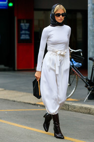 caro daur, white total look, white top, white pants, long sleeves top, tight top, paper bag pants, loose pants, belted pants, scarf, black scarf, silk scarf, black sunglasses, khaite bag, black clutch, black boots, animal skin boots, sharp end boots, low boots, max mara scarf, hair scarf, fashion week, frenchystyle, FW, jonathan paciullo, street style, MFW, MILAN, SPRING SUMMER 2020, SS 20