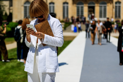 leather bag, sunglasses, trousers, white jacket, white pants, wooden clutch, fashion week, frenchystyle, FW, jonathan paciullo, street style, PFW, PARIS, horizontal, atmosphere details, detail, AUTUMN WINTER 2018-2019, FALL WINTER 2018-2019, FW 18-19, vika gazinskaya