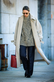 black pants, minimal look, long trench coat, grey trench coat, knitted jumper, sunglasses, white leather bottines, black bottines, red bucket bag, oversized jumper, black and white jumper, street style, jonathan paciullo, FW, frenchystyle, fashion week, NYFW, NEW YORK, AUTUMN WINTER 2022-2023, FALL WINTER 2022_2023, FW 22-23, vertical, full length