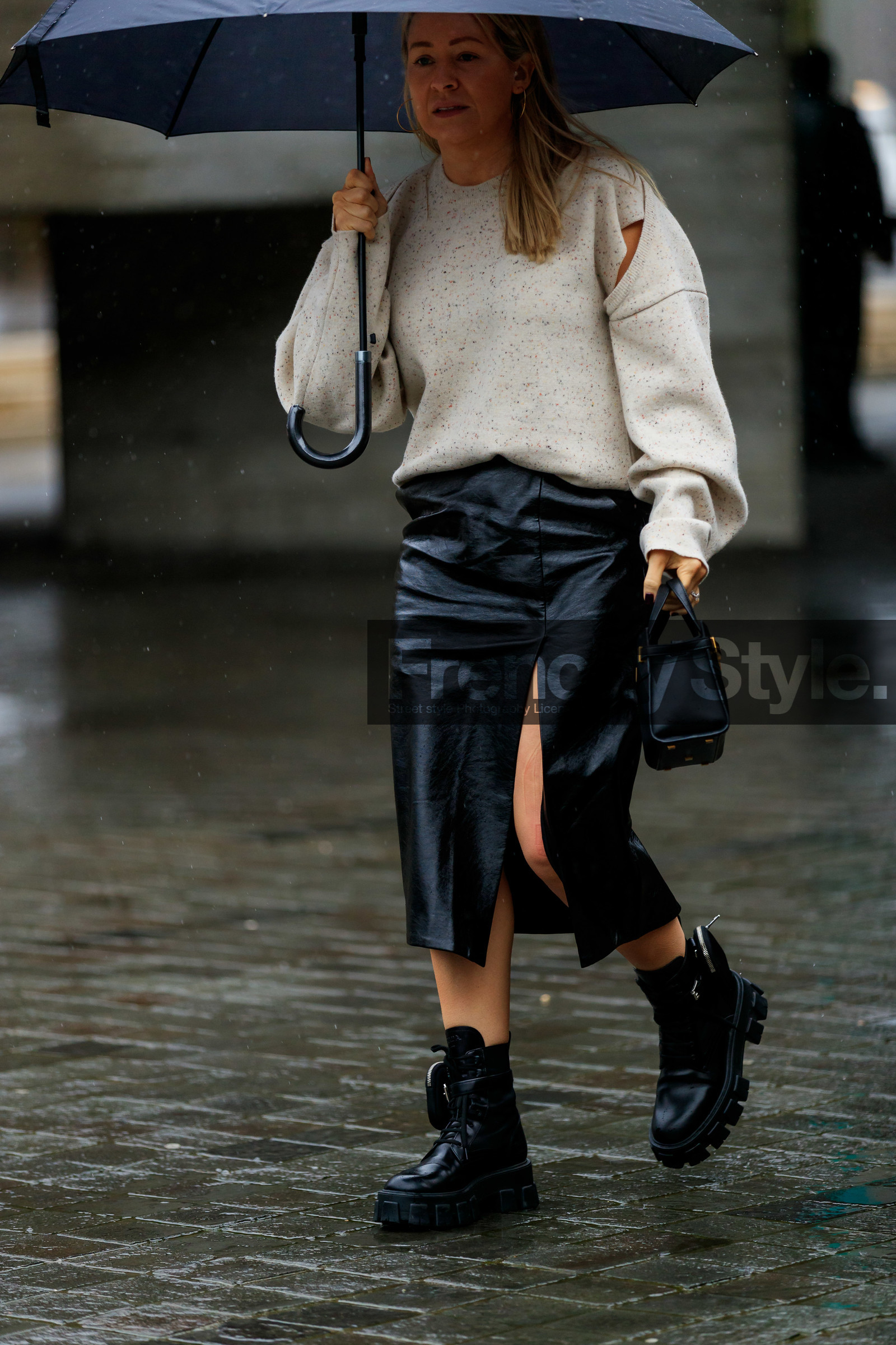 light beige pullover, openwork pullover, black leather boots, black leather bag, black leather skirt, mid long skirt, split skirt, flat boots, laced boots, ankle bag, big sole boots, low boots, prada boots, mini bag, fashion week, frenchystyle, FW, jonathan paciullo, street style, LFW, LONDON, AUTUMN WINTER 2020-2021, FALL WINTER 2020-2021, FW 20-21, vertical, atmosphere details, detail