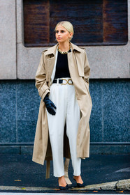 beige trench coat, white jacket, white pants, white suits, black pullover, black leather shoes, black leather pumps, mary jane shoes, high heels shoes, high waist pants, carrot pants, belted pants, black leather belt, black top, black leather gloves, golden buckle belt, golden necklace, big necklace, loose pants, bottega veneta necklace, caro daur, street style, jonathan paciullo, FW, frenchystyle, fashion week, MFW, MILAN, SPRING SUMMER 2021, SS 21, vertical, full length