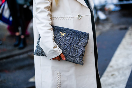 atmosphere details, AUTUMN WINTER 2017-2018, AW 17-18, black and white bag, detail, FALL WINTER 2017-2018, fashion week, frenchystyle, FW, FW 17-18, horizontal, jonathan paciullo, leather bag, NEW YORK, NYFW, overcoat, prada, printed clutch, street style, white coat