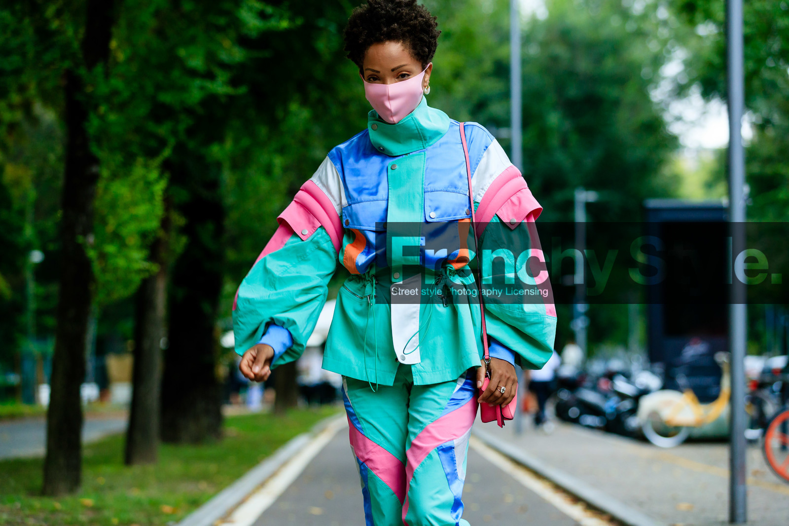 90's look, sportswear, sportswear jacket, sportswear look, green jacket, green pants, pink jacket, pink pants, blue pants, blue jacket, satin jacket, satin pants, patchwork jacket, patchwork pants, belted jacket, vintage look, vintage jacket, vintage pants, jogging pants, oversize shoulder, covid face mask, street style, jonathan paciullo, FW, frenchystyle, fashion week, MFW, MILAN, SPRING SUMMER 2021, SS 21, horizontal, atmosphere details, detail