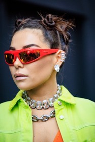 red sunglasses, silver choker, studs choker, hair bows, 90S look, silver stones, silver earrings, studs, silver choker, nude make up, karina nigay, fashion week, frenchystyle, FW, jonathan paciullo, street style, vertical, atmosphere details, detail
