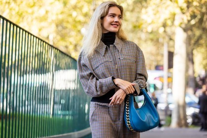 bag, beige jumpsuit, black boots, blue bag, check, checked jumpsuit, gold chain, jumpsuit, Natalia Vodianova, print, printed jumpsuit, stella mccartney bag, fashion week, frenchystyle, FW, jonathan paciullo, street style, PFW, PARIS, SPRING SUMMER 2022, SS 22, atmosphere details, horizontal