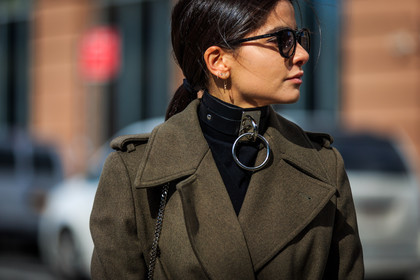 atmosphere details, AUTUMN WINTER 2016-2017, AW 16-17, black turtleneck, chocker, chok, choker, detail, fashion week, frenchystyle, FW, FW 16-17, green coat, horizontal, jonathan paciullo, kaki coat, Lainy Hedaya, necklace, NEW YORK, NYFW, overcoat, street style, sunglasses, woman