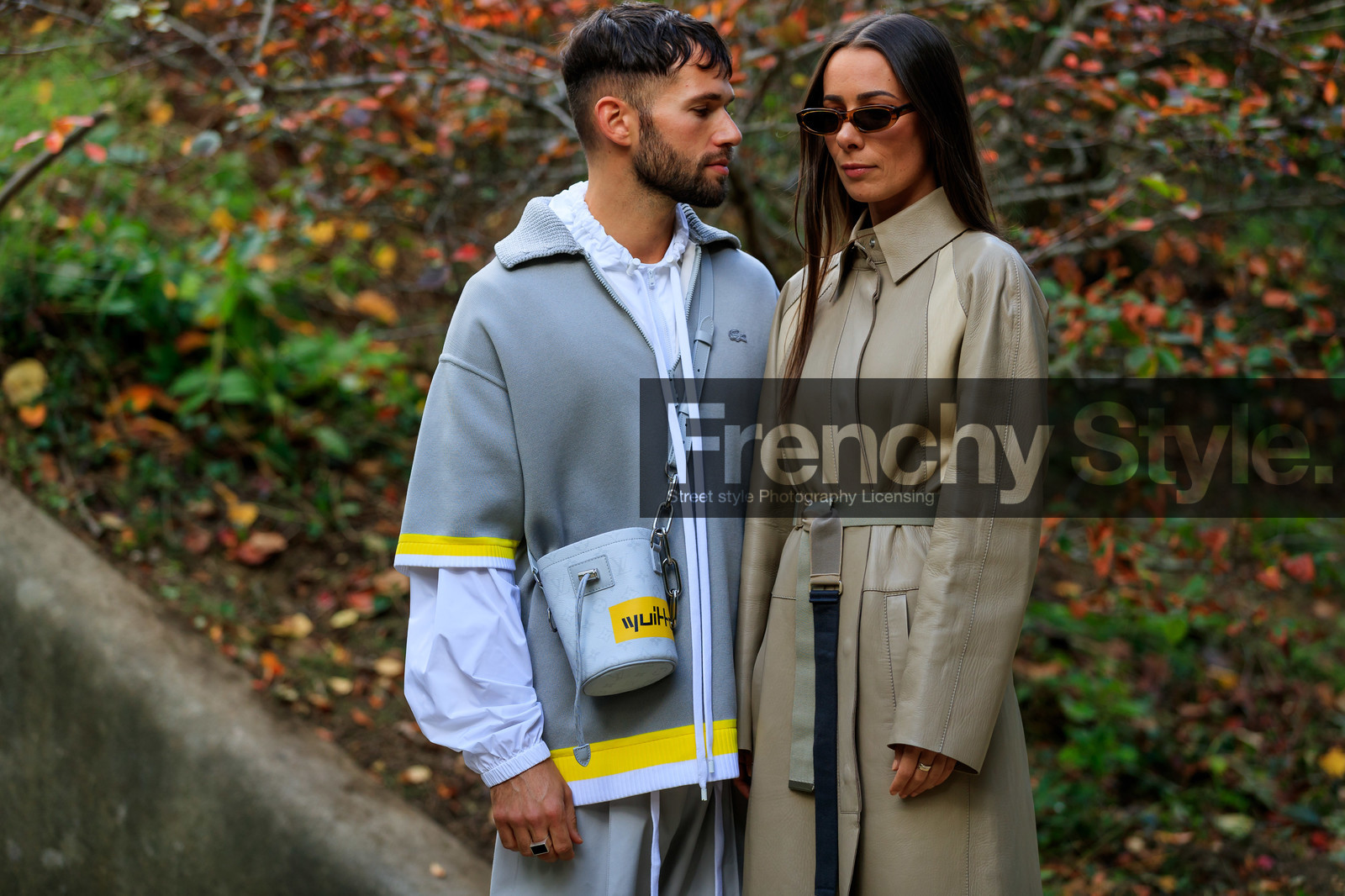alice & j.s, alice barbier, JS roques, lacoste jacket, lacoste pullover, lacoste total look, lacoste coat, lacoste trenchcoat, lacoste pants, light grey jacket, light grey pullover, light grey pants, white shirt, raincoat, beige leather trench coat, belted trench coat, crossbody bag, bucket bag, light grey leather bag, louis vuitton bag, monogrammed bag, futurist shape sunglasses, small sunglasses, yellow hoodie, yellow jacket, yellow sweatshirt, PARIS, PFW, SPRING SUMMER 2020, SS 20, fashion week, frenchystyle, FW, jonathan paciullo, street style, horizontal, atmosphere details, detail