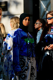 street wear look, tie and dye sweatshirt, printed sweatshirt, etchnic printed pants, chain necklace, charms necklace, fashion week, frenchystyle, FW, jonathan paciullo, street style, vertical, detail, atmosphere details