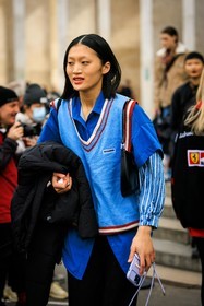 blue shirt, casuql look, blue sleeveless vest, stripes shirt, close up, model, fashion week, frenchystyle, FW, jonathan paciullo, street style, AUTUMN WINTER 2022-2023, FALL WINTER 2022_2023, FW 22-23, PFW, PARIS, vertical, detail
