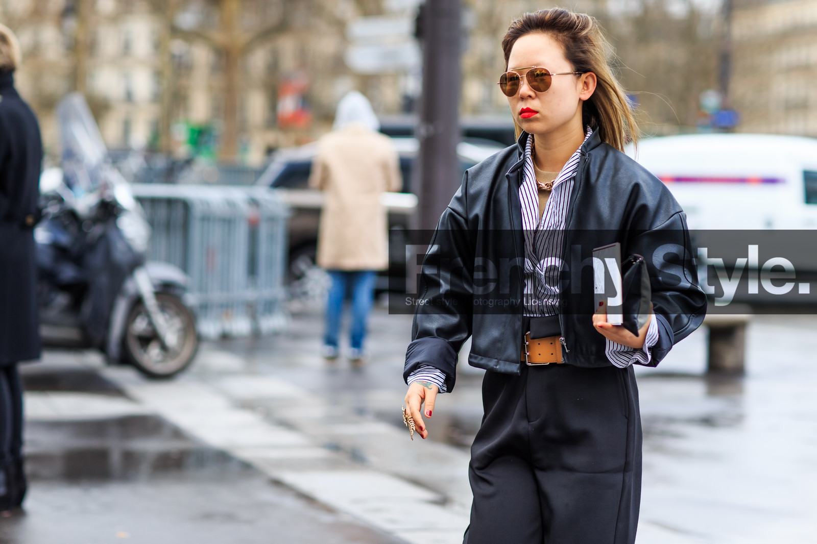 atmosphere details, AUTUMN WINTER 2016-2017, AW 16-17, black jacket, black pants, brown belt, detail, FALL WINTER 2016-2017, fashion week, frenchystyle, FW, FW 16-17, horizontal, jonathan paciullo, leather belt, leather jacket, PARIS, PFW, red lips, street style, striped shirt, stripes, sunglasses, trousers, tucked in