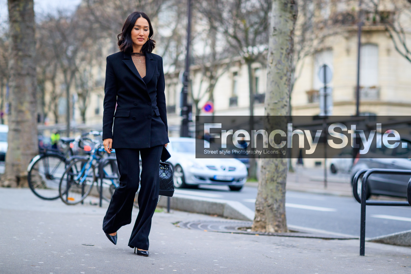 atmosphere details, AUTUMN WINTER 2017-2018, AW 17-18, black bag, black jacket, black pants, black top, blazer, chanel handbag, FALL WINTER 2017-2018, fashion week, fishnet, frenchystyle, full length, FW, FW 17-18, horizontal, jonathan paciullo, leather bag, nicole phelps, nicole warne, PARIS, PFW, street style, tone on tone, total look black, trousers