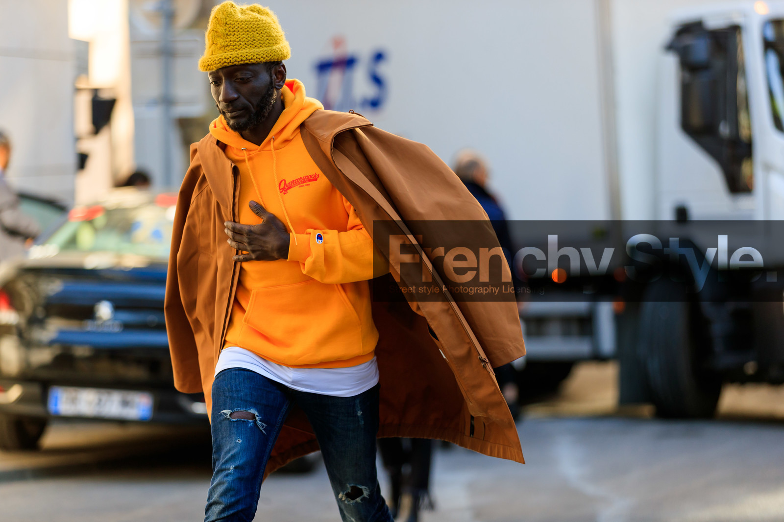 blue denim, camel coat, denim pants, hoodie, jeans, orange sweater, over the shoulder, trousers, yellow beanie, fashion week, frenchystyle, FW, jonathan paciullo, street style, PFW, PARIS, AUTUMN WINTER 2019-2020, AW 19-20, FALL WINTER 2019-2020, FW 19-20, horizontal, atmosphere details, detail