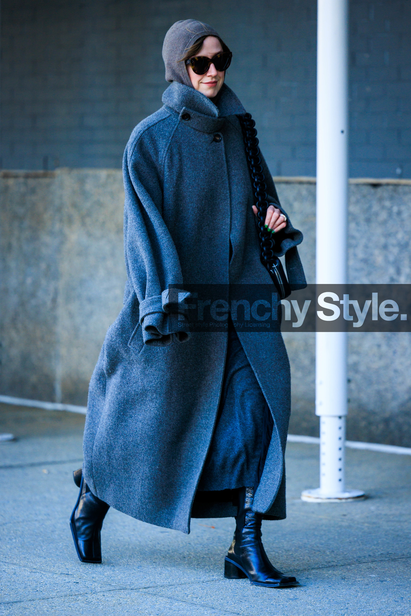 grey trench coat, wool trench, long trench coat, grey hoodie, black boots, leather boots, black handbag, leather handbag, minimal look, black sunglasses, street style, jonathan paciullo, FW, frenchystyle, fashion week, NYFW, NEW YORK, AUTUMN WINTER 2022-2023, FALL WINTER 2022_2023, FW 22-23, vertical, full length